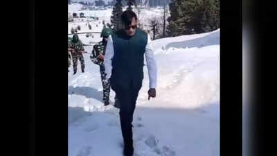 Jammu Kashmir News: जम्‍मू कश्‍मीर में पीएमओ का टॉप अधिकारी बताने वाला शख्‍स अरेस्‍ट, गुजरात का रहने वाला है धोखेबाज