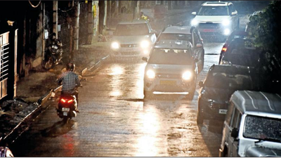 Kolkata rains: 64 किमी की रफ्तार से चली हवाएं, आंधी-तूफान के साथ रातभर बारिश में भींगा कोलकाता