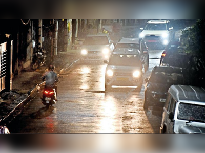 Kolkata rains: 64 किमी की रफ्तार से चली हवाएं, आंधी-तूफान के साथ रातभर बारिश में भींगा कोलकाता