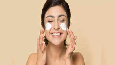 Daily Skin Care: রাতে ঘুমানোর আগে মাত্র ৫ মিনিটে ছোট্ট কাজটি সারুন, ৭ দিনে ত্বকের জেল্লা ফিরবে