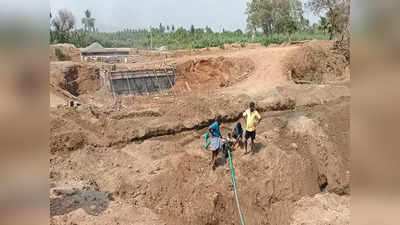 2.85 கோடியில் தரமற்ற முறையில் கட்டப்பட்டு வரும் கரூர் கட்டளை மேட்டு வாய்க்கால் பாலம்; பொதுமக்கள் பரபரப்பு குற்றச்சாட்டு!