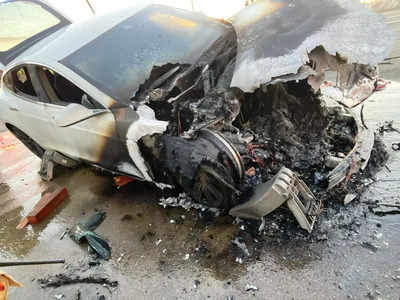 टेस्ला कार में आग के बाद विस्फोट, NRI भाई-बहन की बाल-बाल बची जान, देखें भयानक वीडियो
