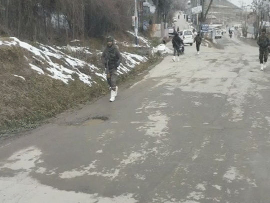 Kashmir Encounter: जम्मू-कश्मीर के पुलवामा में आतंकवादियों और सुरक्षाबलों के बीच मुठभेड़ जारी 