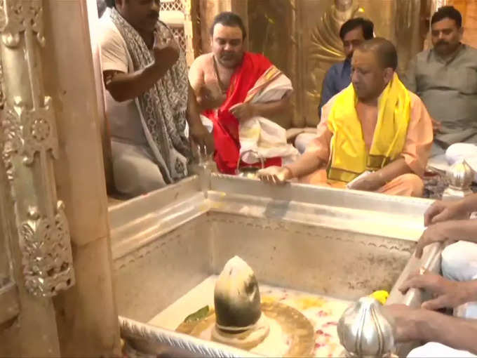 सीएम योगी ने काशी विश्वनाथ मंदिर में रुद्राभिषेक