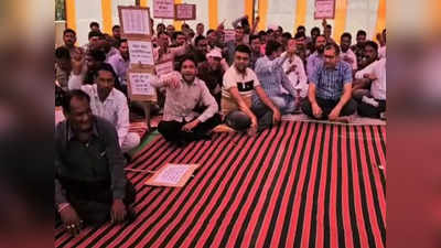 निजीकरण के विरोध में यूपी में बिजली कर्मचारियों की हड़ताल, Mahoba DM ने 10 संविदा कर्मी की सेवा खत्म की