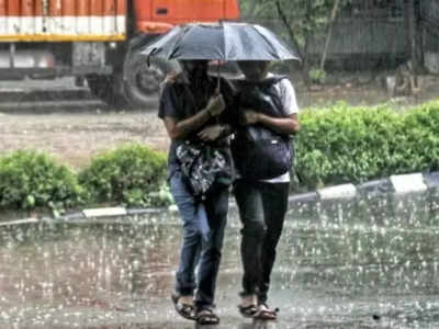 तेज बारिश, ओले... वीकेंड पर कूल-कूल दिल्ली-NCR, आगे कैसा रहेगा मौसम?