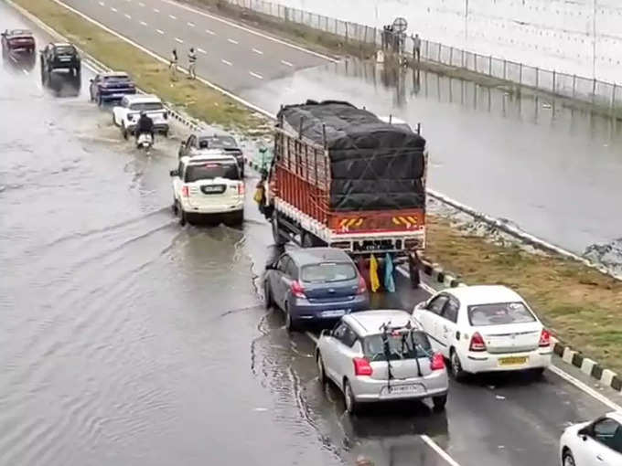 गाड़ियों के भिड़ने पर गुस्साए राहगीर