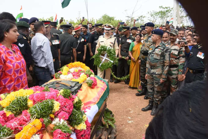 వీరజవానుకు కన్నీటి వీడ్కోలు.. కదిలివచ్చిన ప్రముఖులు