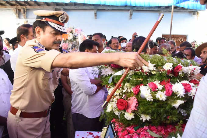 వీరజవానుకు కన్నీటి వీడ్కోలు.. కదిలివచ్చిన ప్రముఖులు