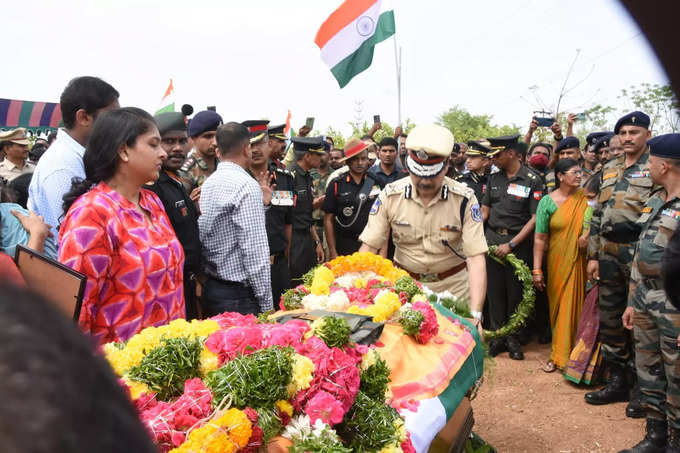 వీరజవానుకు కన్నీటి వీడ్కోలు.. కదిలివచ్చిన ప్రముఖులు