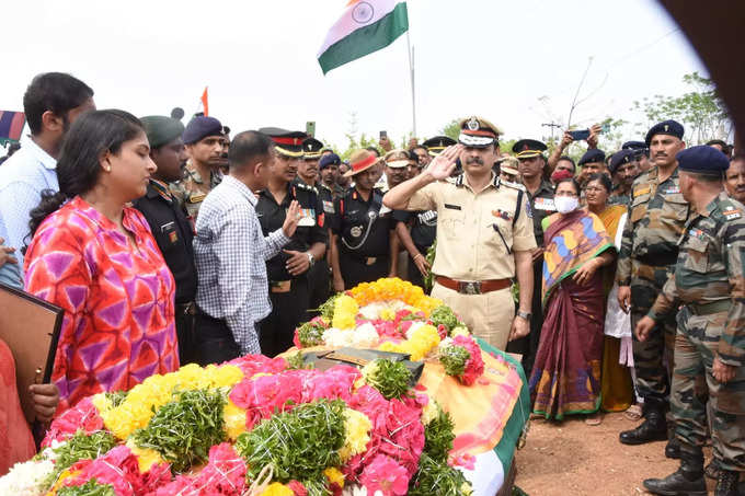 వీరజవానుకు కన్నీటి వీడ్కోలు.. కదిలివచ్చిన ప్రముఖులు