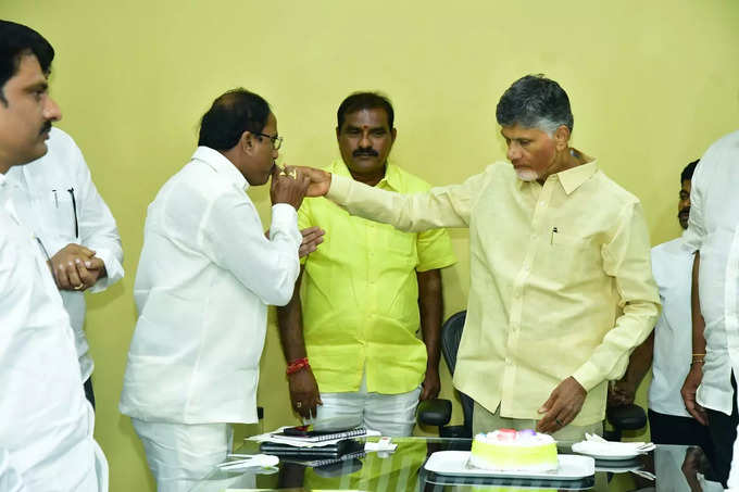 ఇది జస్ట్ శాంపిల్ మాత్రమే.. ఎమ్మెల్సీ ఎన్నికల గెలుపు సంబరాల్లో చంద్రబాబు