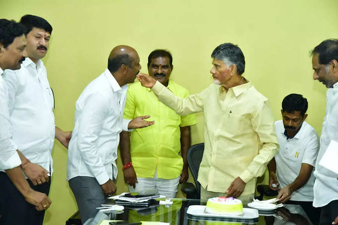 ఇది జస్ట్ శాంపిల్ మాత్రమే.. ఎమ్మెల్సీ ఎన్నికల గెలుపు సంబరాల్లో చంద్రబాబు