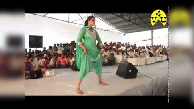 Sapna Dance: मंच पर डांस करते हुए गिर पड़ी सपना चौधरी, तो तालियांं बजाने लगे लोग 