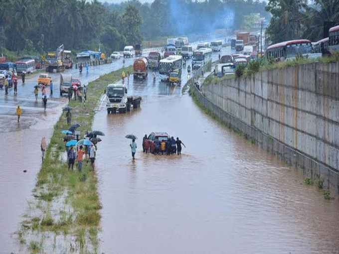 ​2 से 3 फीट तक भरा पानी​