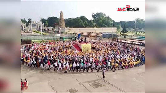 practice yoga chain in front of mysore palace