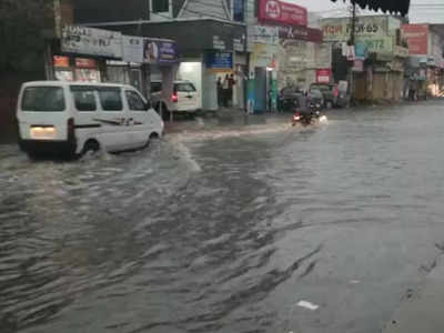 Haryana Weather: बेमौसम बरसात लोगों के लिए बनी आफत, करीब डेढ़ घंटे की बारिश से सड़कों पर भरा 2 फीट पानी