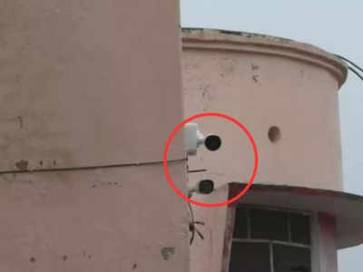 कॉलेजनं टॉयलेटमध्ये लावले CCTV; मुख्याध्यापकांनी दिलेलं कारण वाचून डोक्यावर हात माराल