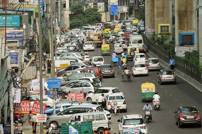 राइट टर्निंग के चलते सर्विस लेन बनी बॉटल नेक