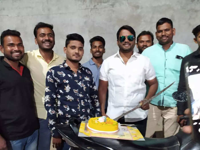 Pune Indapur sword cut the cake and the youth was charged with crime