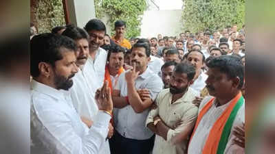 BJP Protest- ಮೂಡಿಗೆರೆ ಶಾಸಕ ಎಂಪಿ ಕುಮಾರಸ್ವಾಮಿ ವಿರುದ್ಧ ನಿಲ್ಲದ ಬಂಡಾಯ:  ಟಿಕೆಟ್ ನೀಡದಂತೆ ಒತ್ತಾಯಿಸಿ ಸಿ.ಟಿ.ರವಿ ಮನೆ ಮುಂದೆ ಪ್ರತಿಭಟನೆ