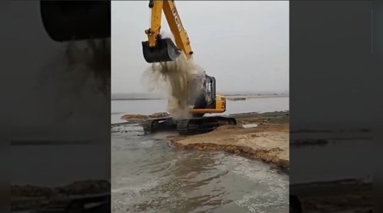 jcb pouring water by itself due to summer heat funny video