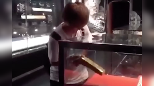 a boy won 20 kg gold bar by playing gold grabbing competition