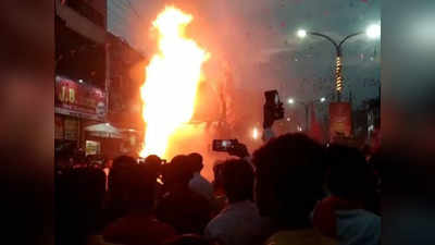 नवरात्र की शोभायात्रा में हादसा, झांकी में आग लगने से मची भगदड़, भैरव बाबा बनकर बैठे युवक ने कूद कर बचाई जान