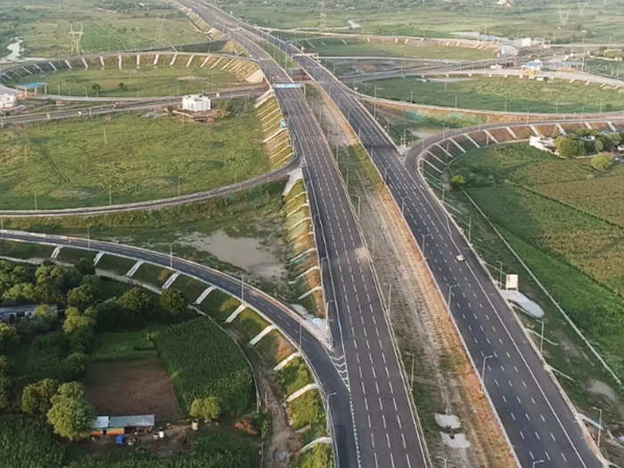 Delhi-Mumbai Expressway: दिल्ली- मुंबई एक्सप्रेसवे पर अप्रैल से बढ़ जाएगा टोल टैक्स! जानें क्या है तैयारी