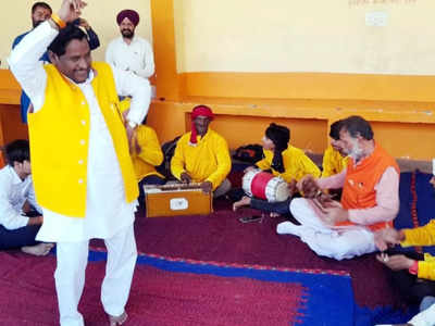 Lalitpur: देवी गीतों पर योगी के मंत्री ने बजाया झीका तो नाचने लगे BJP विधायक, देखिए वीडियो