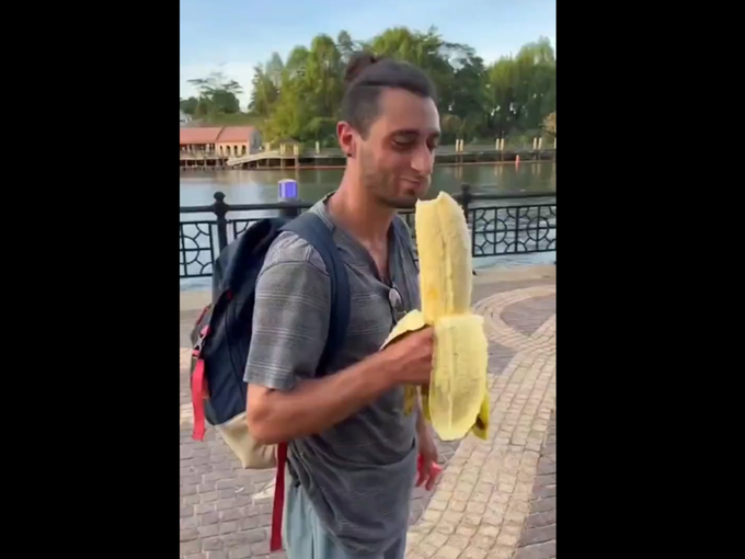 इतकं मोठं केळं कधी पाहिलं आहे का? 