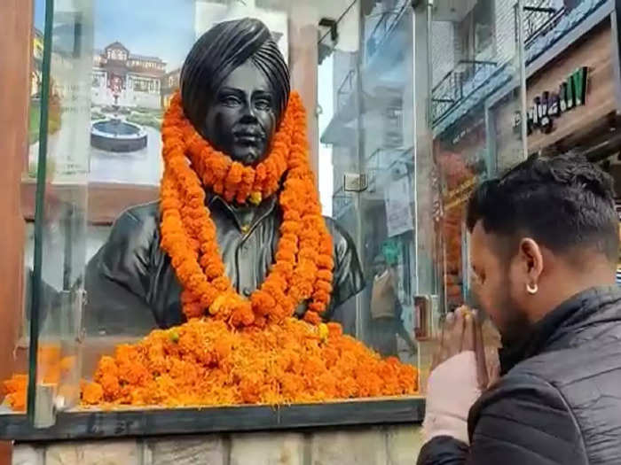 Uttarakhand News: भगत सिंह, राजगुरु, सुखदेव को इप्‍टा ने किया याद, मसूरी के शहीद स्‍मारक पर श्रद्धांजलि अर्पित