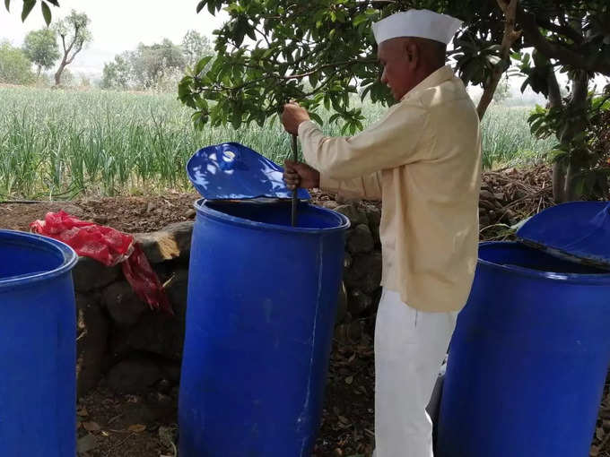 पुण्यातील बाजारात भाजीपाला विक्री