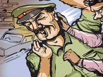Mathura में अवैध कब्जा हटाने गई पुलिस पर बरसे पत्थर, 4 सिपाही घायल, दो आरोपी गिरफ्तार