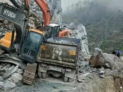 Uttarkashi में पहाड़ी से गिरा मलबा, साइट इंचार्ज की मौत, ठेकेदार और डंपर चालक घायल