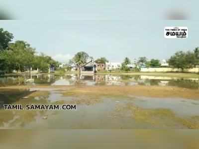 அரசு பள்ளி வளாகத்திற்குள் குளம்போல் மழைநீர் தேங்கியுள்ளதால் மாணவர்கள் அவதி