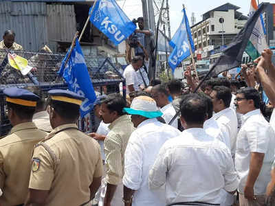 വയനാട്ടിൽ അണയാത്ത പ്രതിഷേധം; ബിഎസ്എൻഎൽ ഓഫീസിലേക്ക് കോൺ​ഗ്രസ് മാർച്ച്, മോ​​ദിയുടെ കോലം കത്തിച്ചു