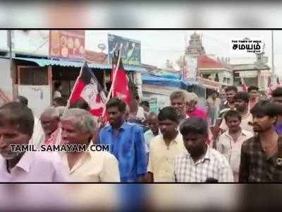 சார்பதிவாளரை கண்டித்து அதிமுகவினர் ஆர்ப்பாட்டம்