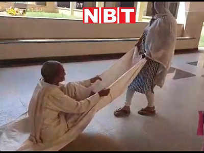 ससुर का पैर हुआ फ्रैक्चर, बहू ने चादर पर बैठाया फिर घसीटते हुए ले गई... Video में देखिए MP के सरकारी अस्‍पताल का हाल 