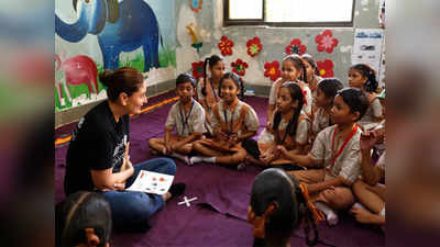 Kareena Kapoor Khan: स्कूल पहुंचकर बच्चों के कुछ इस तरह करीना कपूर ने की मुलाकात, ये 3 तस्वीरें जीत लेंगी दिल
