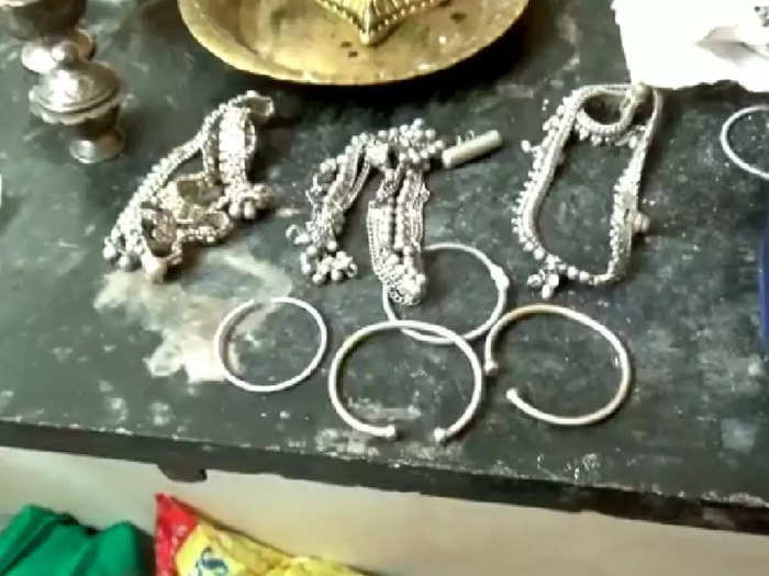 Needamangalam house jewellery and money theft