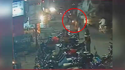 Video : पुण्यात काळजाचा ठोका चुकवणारा अपघात! सिमेंट काँक्रीटच्या ट्रकखाली येऊन युवकाचा अंत