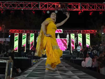 Sapna Choudhary: पीले सूट में बवाल लगीं सपना, स्‍टेज पर कूद-कूदकर ऐसा नाचीं कि धमाल मचाने लगी जनता 