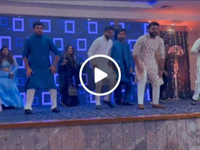 Wedding Dance Viral: शाहरुख के गाने पर कर रहे थे डांस, अचानक बदला माहौल, लोग बोले- दोस्त ही दे सकते हैं ऐसा सरप्राइज