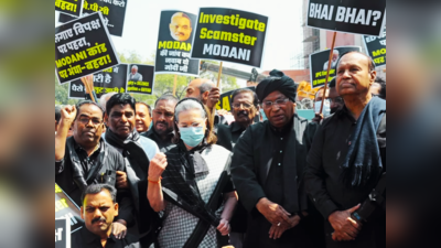 Congress Black Protest: काले कपड़े में सड़क पर उतरे सोनिया-खरगे, BJP ने किया काले कारनामे वाला कटाक्ष