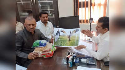 आरिफ का पोस्टर लेकर Kanpur Zoo पहुंचे सपा विधायक, बोले सारस को दिखा दो तो खाना खाने लगेगा