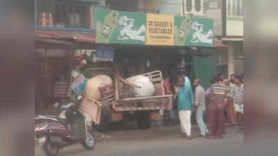 പിക്കപ്പ് വാൻ കടയിലേക്ക് ഇടിച്ചു കയറി; തലനാരിഴയ്ക്ക് രക്ഷപ്പെട്ട് സ്കൂട്ടർ യാത്രക്കാരി ഉൾപ്പെടെയുള്ളവർ, മൂന്ന് പേർക്ക് പരിക്ക്