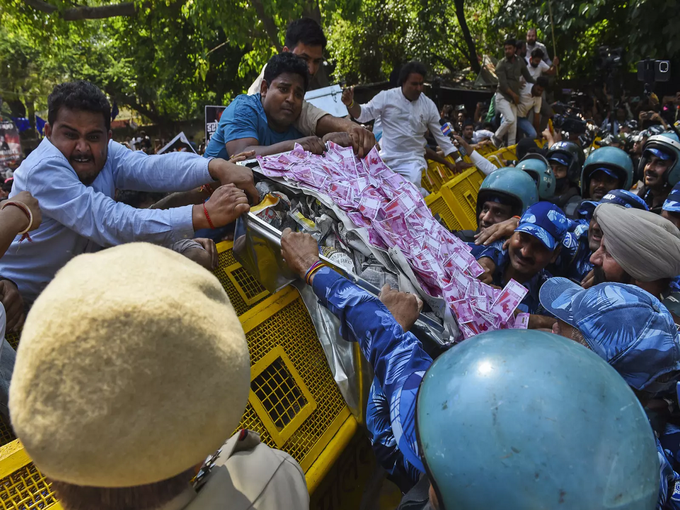 मानहानि मामले में सजा के बाद गई सदस्यता