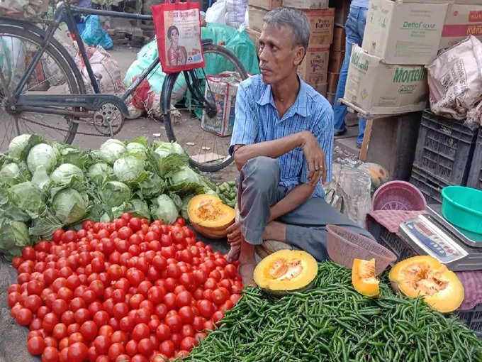 বাজারে আগুন দামে বিকোচ্ছে আর কোন সবজি?