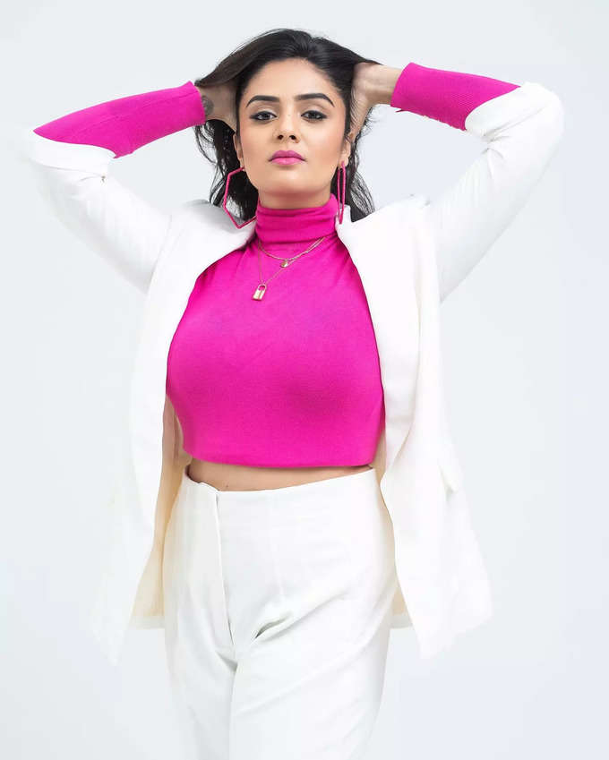 Sreemukhi: పింక్ డ్రెస్‌లో పంబరేపిన శ్రీముఖి.. లేటెస్ట్ స్టిల్స్